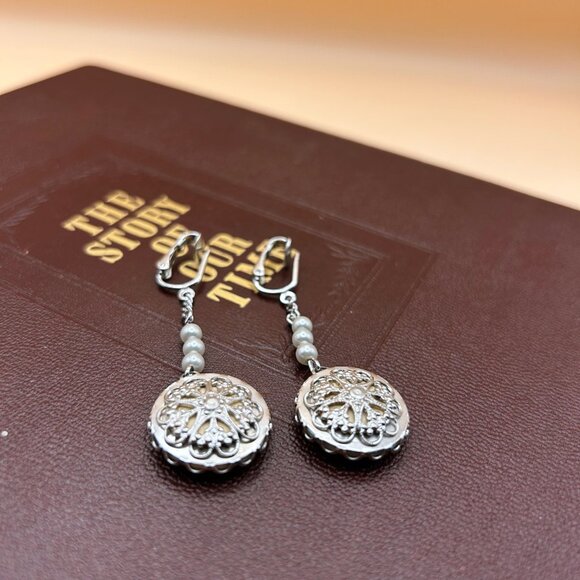 Vintage 1970s Sarah Coventry Clip-On Earrings with Flat Faux Pearls - Picture 3 of 8